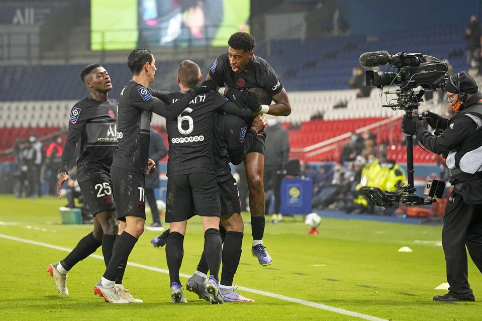Radosť hráčov Paríža Saint Germain z gólu.