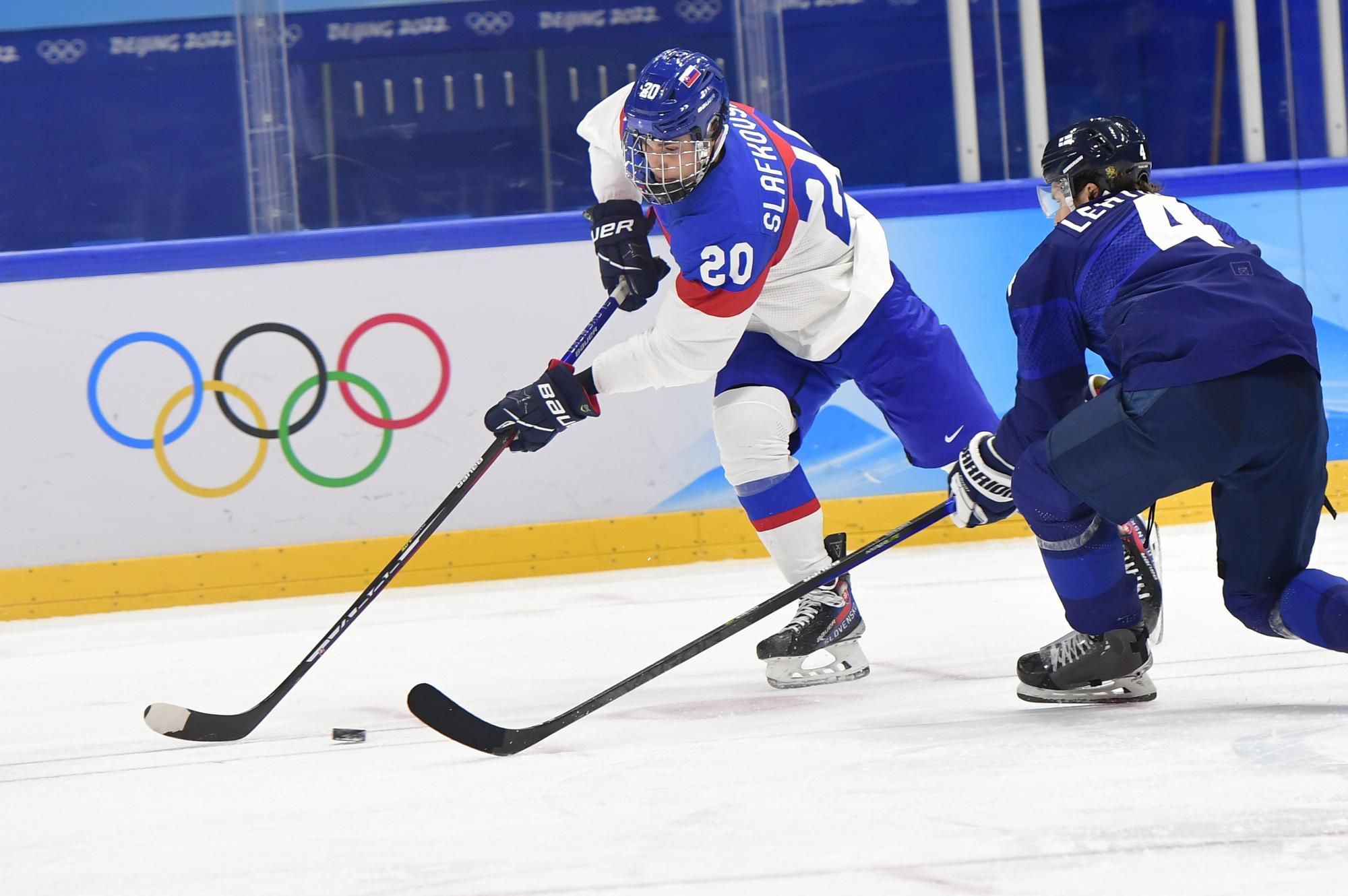 Juraj Slafkovský (Slovensko) a Mikko Lehtonen (Fínsko)