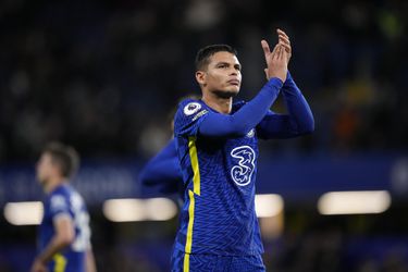 Skúsený obranca Thiago Silva si zahrá v drese Chelsea aj v budúcej sezóne