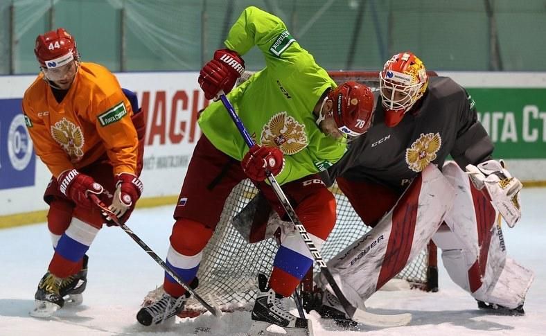Ruskí hokejisti počas tréningu.