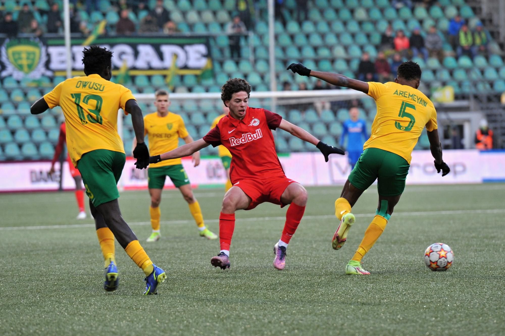 Richmond Owusu (Žilina), Dijon Kameri (Salzburg) a Abasa Aremeyaw (Žilina)