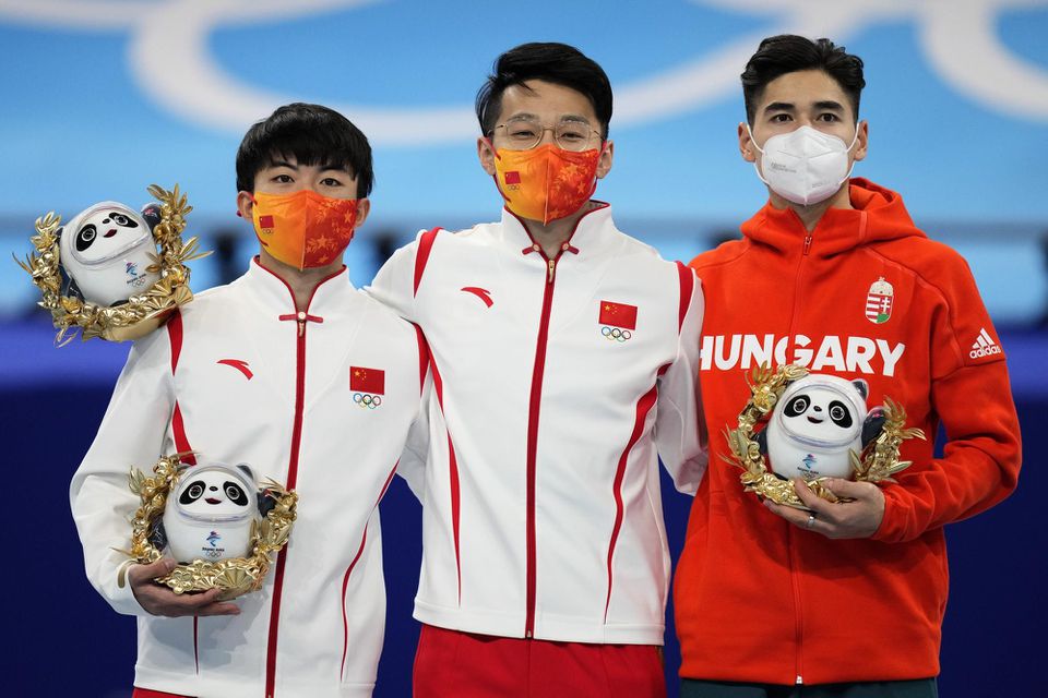 Žen C'-wej (uprostred) získal zlatú medailu v pretekoch na 1000 metrov na ZOH 2022 v Pekingu 7. februára 2022. Striebro si odniesol jeho krajan Li Wen-lun (vľavo), bronz získal maďarský reprezentant Shaoang Liu (vpravo).