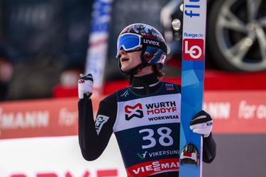 MS v letoch na lyžiach: Po úvodnej polovici je na čele Marius Lindvik