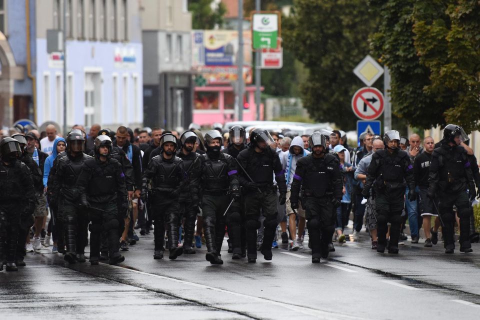 Polícia vedie fanúšikov Slovana Bratislava na štadión Spartaka Trnava
