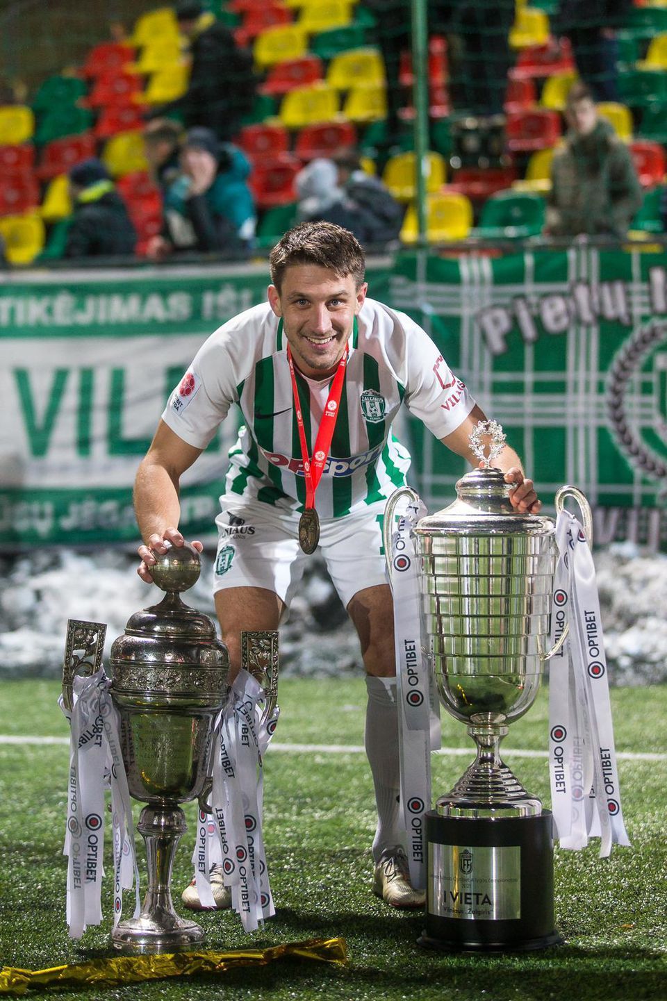Jakub Sylvestr s trofejami za zisk populárneho double, keďže Žalgiris uspel okrem ligy aj v Litovskom pohári.