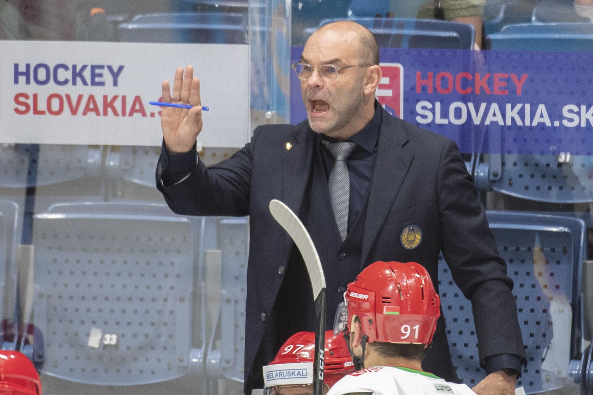 Kvalifikácia ZOH 2022 Peking: Tréner bieloruskej hokejovej reprezentácie Craig Woodcroft gestikuluje