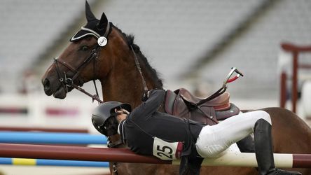 Jazdectvo: Trojnásobný olympijský medailista leží na JIS, pri tréningu spadol z koňa