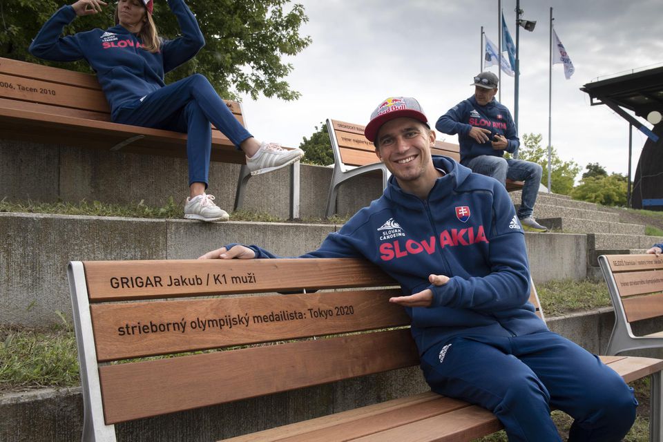 Jakub Grigar na novej lavičke, ktorá je súčasťou pamätného miesta olympijských medailistov v areáli vodného slalomu v bratislavskej mestskej časti Čunovo.