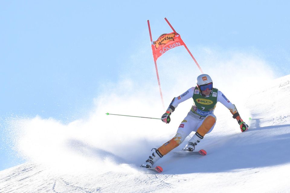 Slovenská lyžiarka Petra Vlhová počas 1. kola obrovského slalomu v rakúskom Söldene.