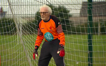 Má 88 rokov a stále hrá futbal: Spoluhráčmi sú vnuci mojich rovesníkov