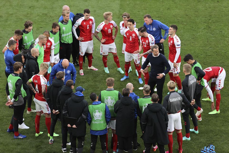 Tréner dánskej futbalovej reprezentácie Kasper Hjulmand dáva inštrukcie svojim zverencom