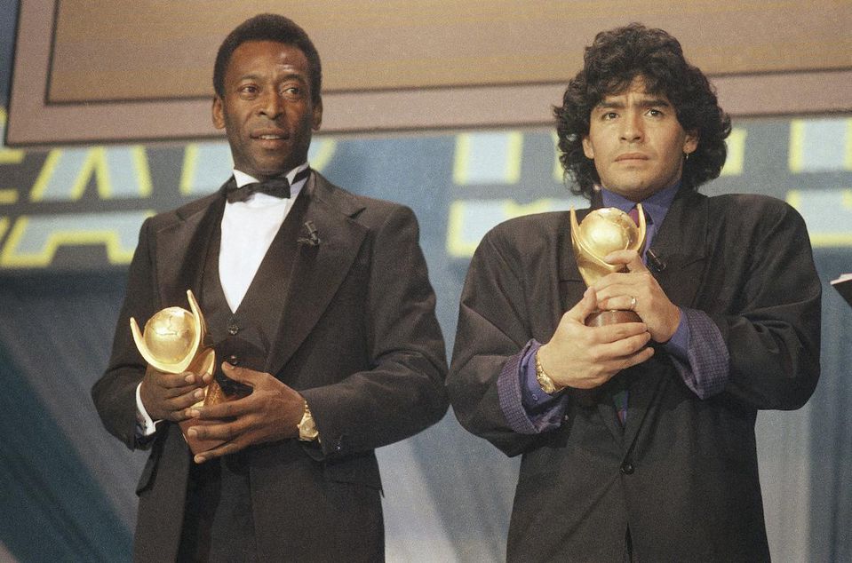 Brazílsky futbalista Pelé a Argentínčan Diego Maradona.