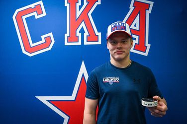 Svoj talent ukázal aj na Slovensku. Mičkov sa stal tretím najmladším strelcom v zápase KHL