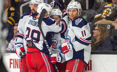 Adam Sýkora zaznamenal prvý bod v AHL, Studenič odštartoval play-off dvomi gólmi