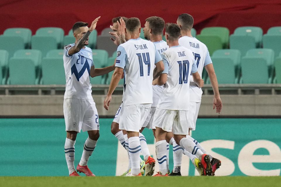 Slovinskí futbalisti sa tešia z gólu Petar Stojanovića na 1:1, Slovinsko - Slovensko (kvalifikácia MS 2022)