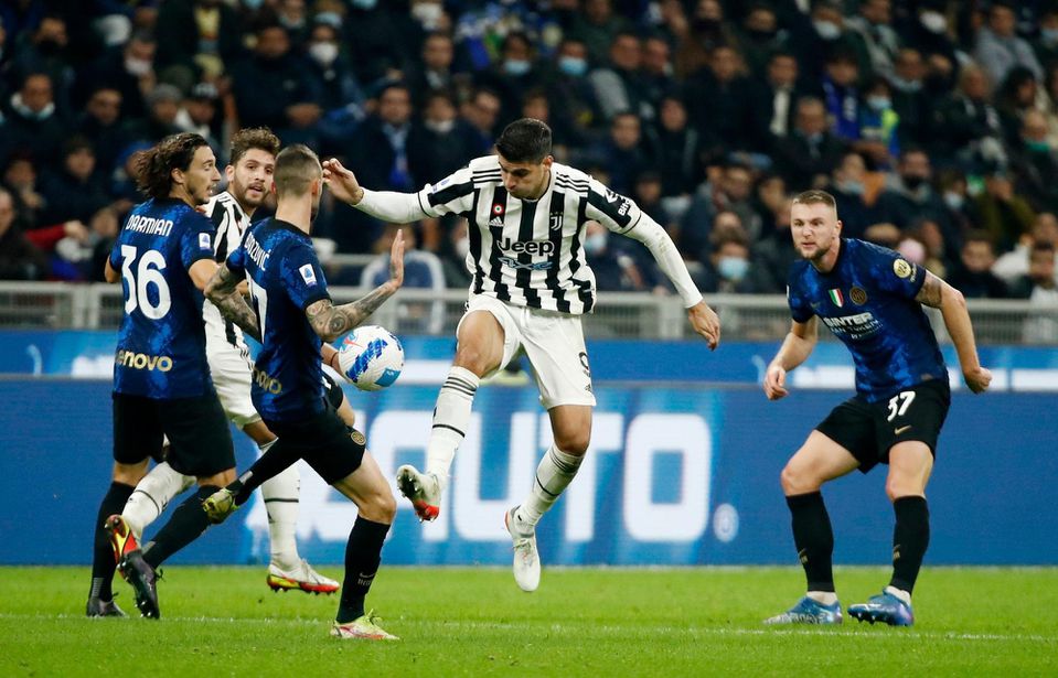 Alvaro Morata (Juventus) v pozadí Milan Škriniar (Inter Miláno)
