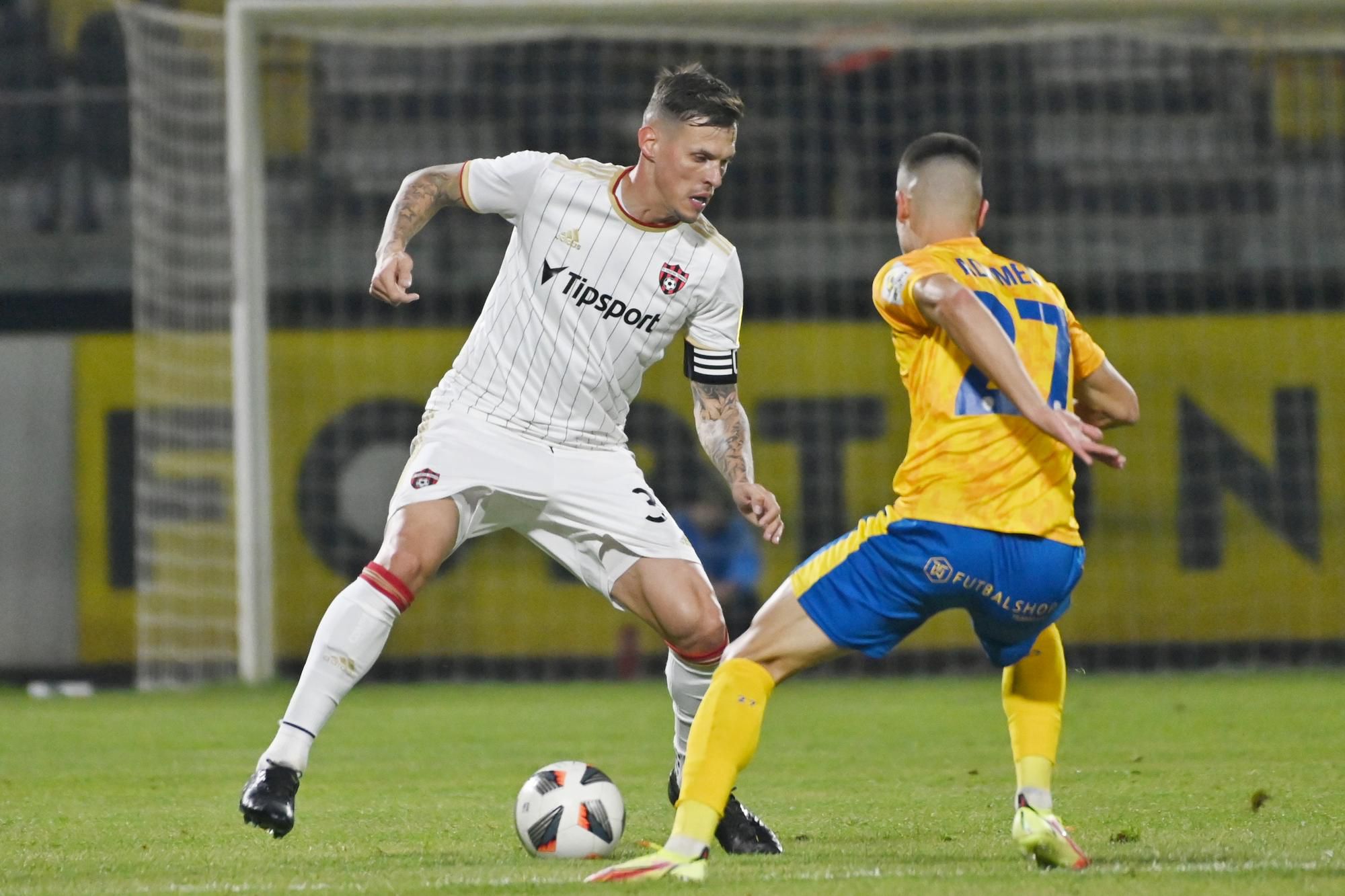 Martin Škrtel (Spartak Trnava) a Martin Adamec (FK Pohronie)