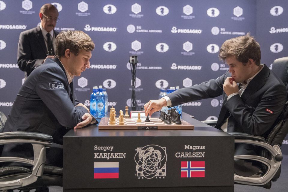Nór Magnus Carlsen (vpravo) a Rus Sergej Karjakin