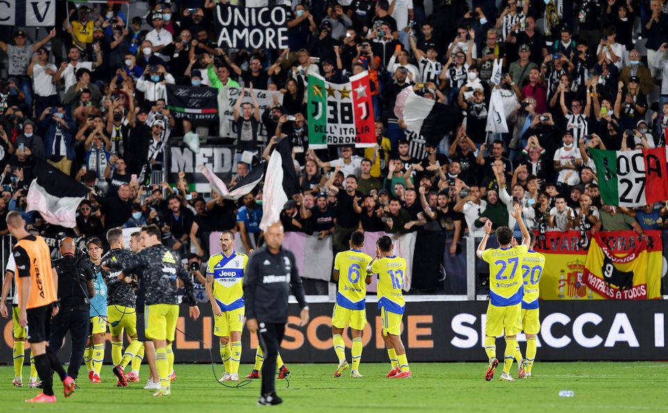 Futbalisti Juventusu oslavujú s fanúšikmi