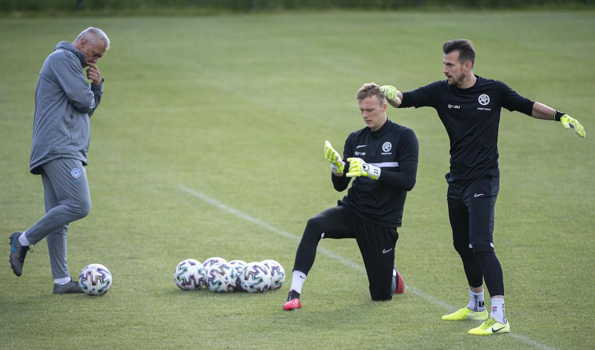 Martin Dúbravka, Marek Rodák a tréner brankárov Miroslav Seman.