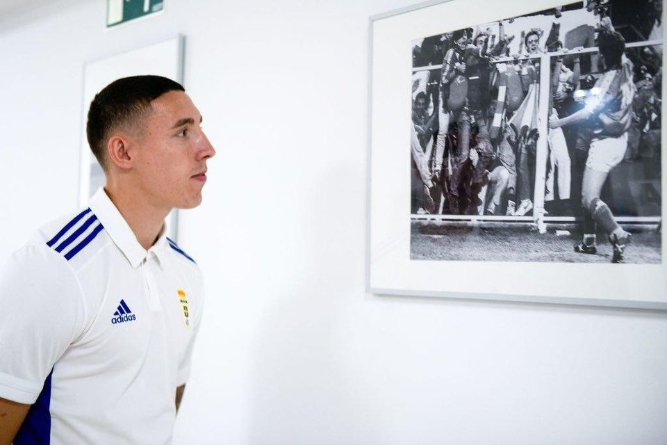 Erik Jirka pozerá na fotku Petra Dubovského, Real Oviedo