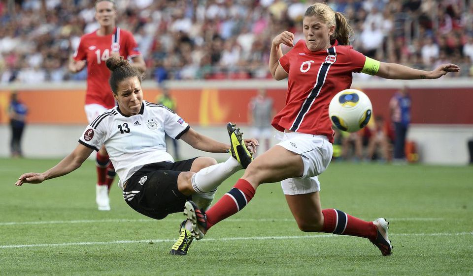 Nórska hráčka Maren Mjeldeová (vpravo) sa pokúša blokovať Nemku Celiu Okoyinovú Da Mbabiovú