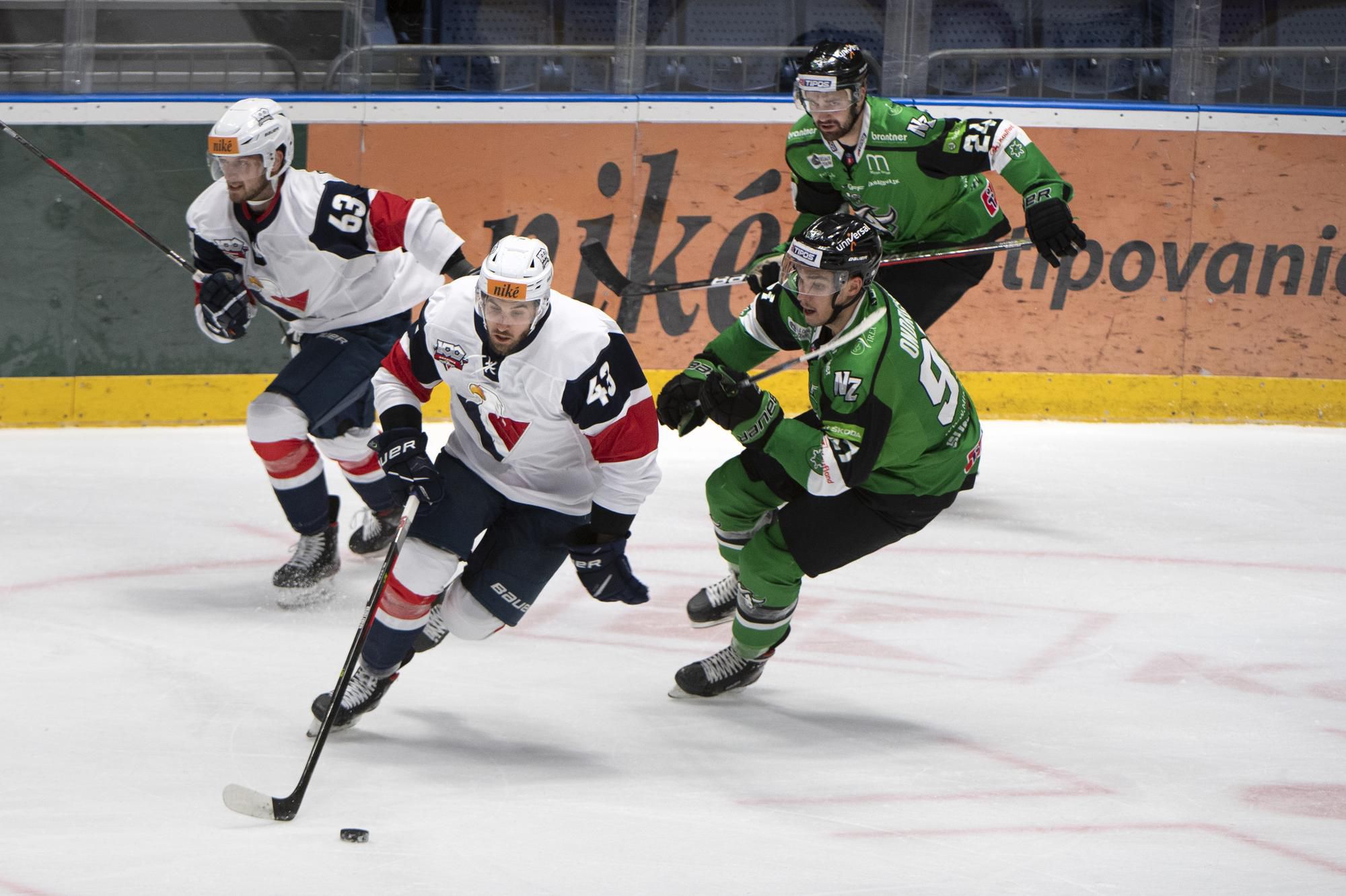 Patrik Maier (Slovan) a vpravo Richard Ondrušek (Nové Zámky)