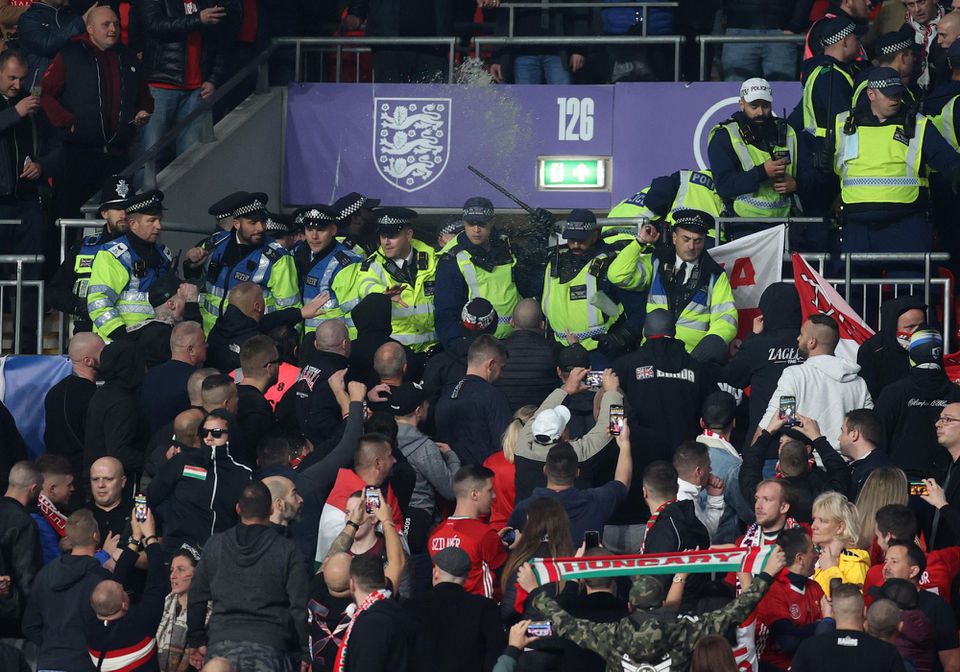 Maďarskí fanúšikovia sa vo Wembley bijú s policajtmi
