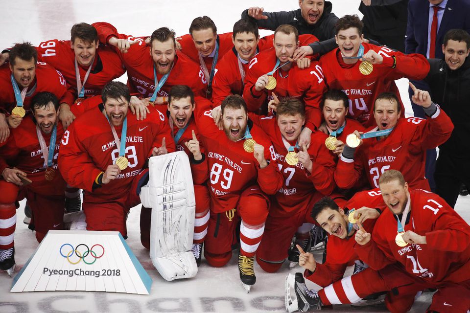 Hokejisti z tímu Olympijskí športovci z Ruska pózujú so zlatými olympijskými medailami na ZOH v Kangnungu.