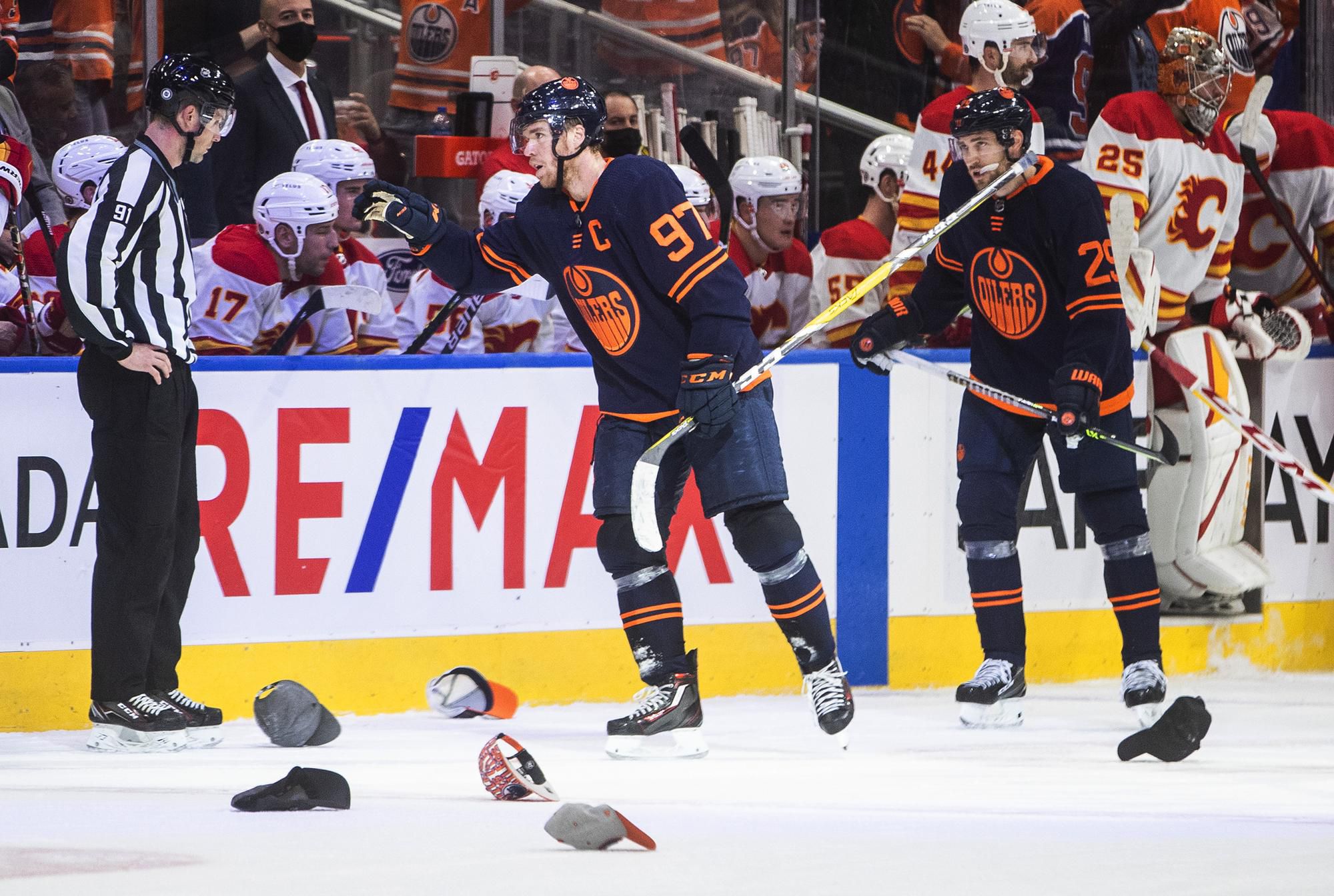 Connor McDavid (Edmonton Oilers) oslavuje svoj hetrik do siete Calgary Flames