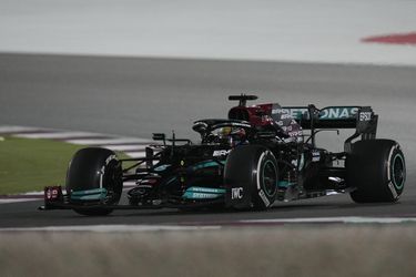 Veľká cena Kataru: Hamilton znížil stratu na Verstappena, Alonso na pódiu po siedmich rokoch