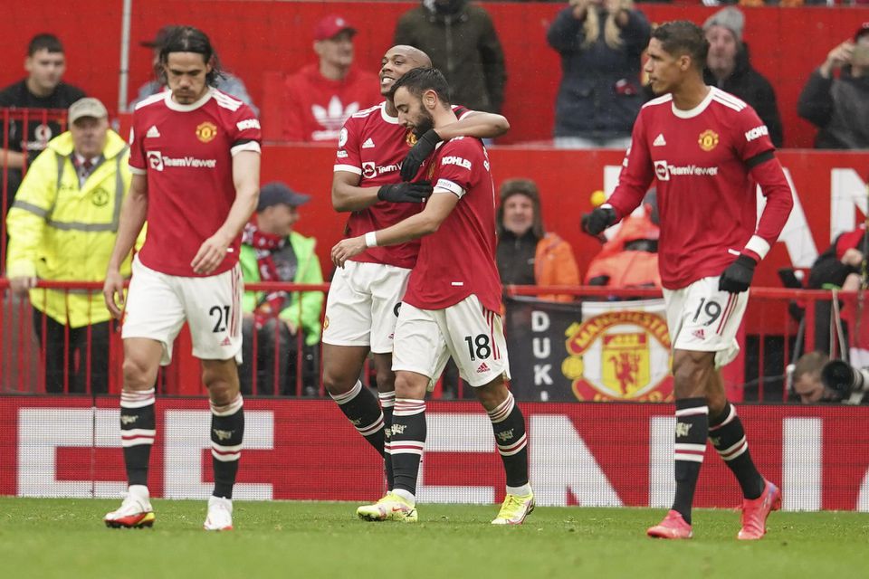 Hráč Manchesteru United Anthony Martial (tretí sprava) oslavuje so spoluhráčmi