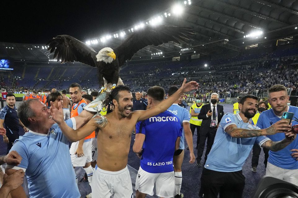 Hráči Lazio Rím a Juan Bernabé s orlom Olympia
