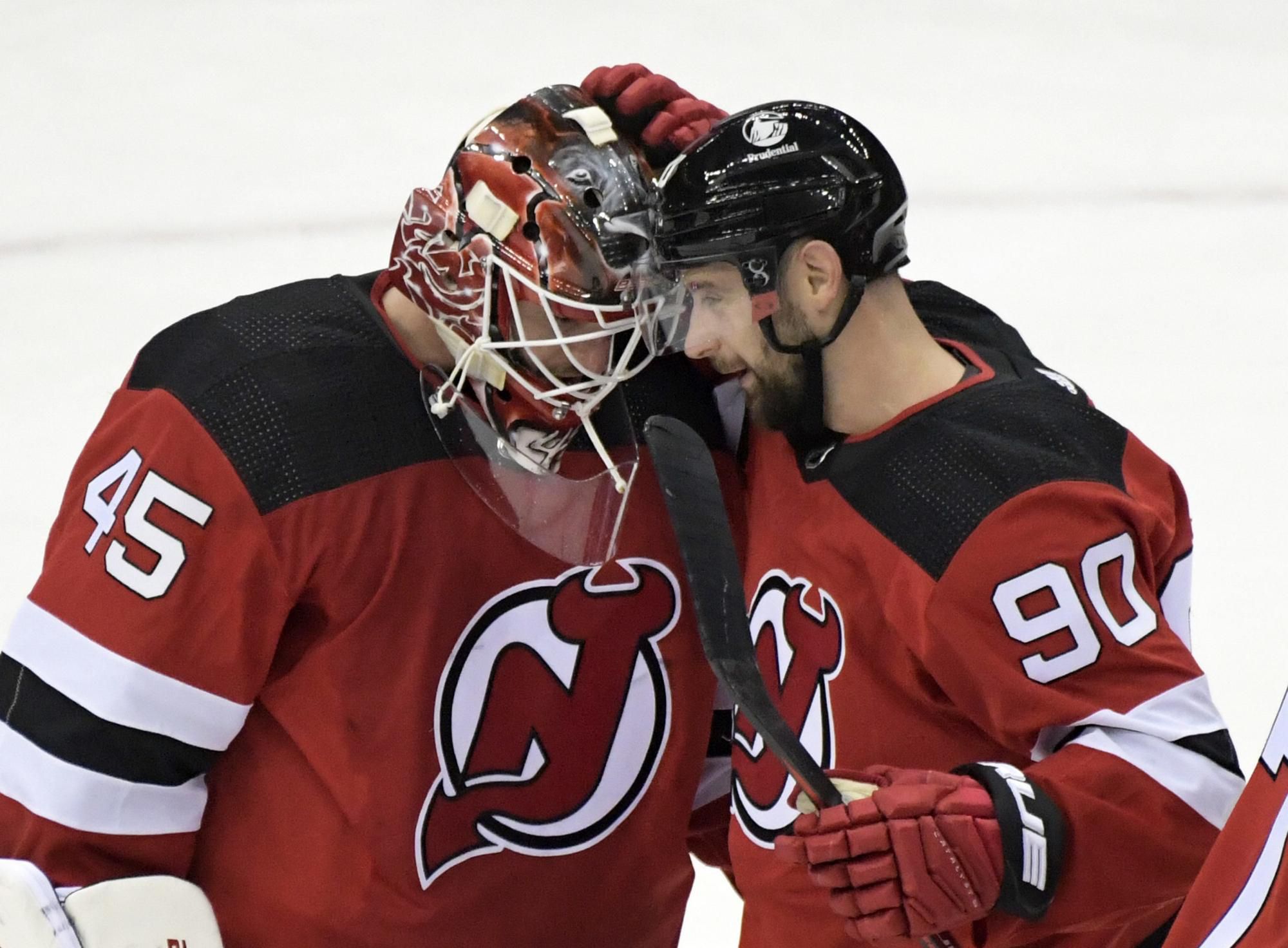 Slovenský hráč New Jersey Devils Tomáš Tatar (vpravo) oslavuje s brankárom Jonathanom Bernierom