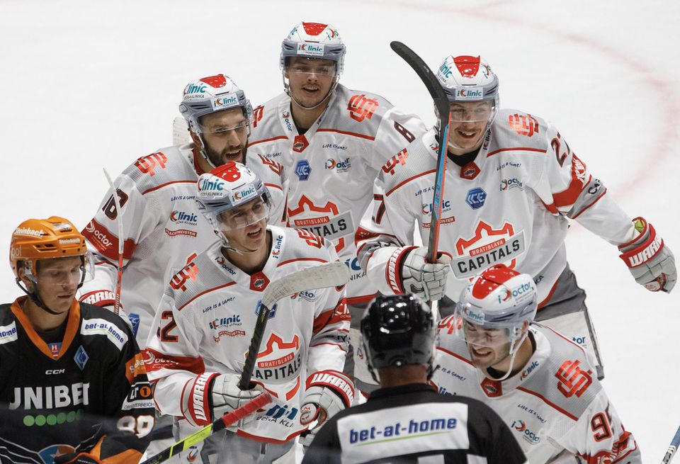 Gólová radosť hráčov Bratislavy počas zápasu základnej časti Ice Hockey League medzi Bratislava Capitals a Black Wings Linz