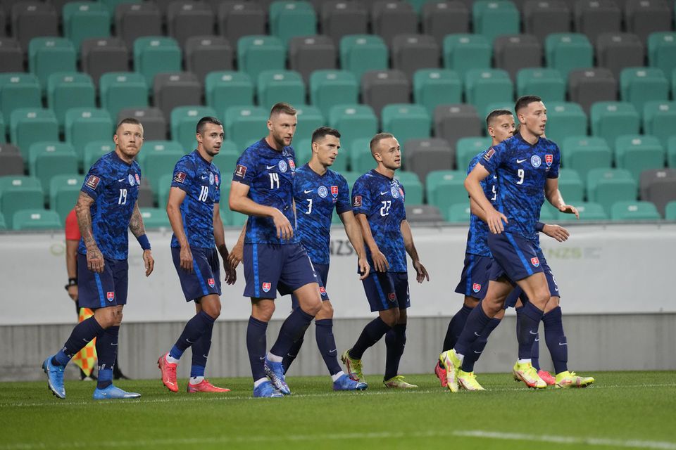 Slovenskí futbalisti sa tešia z gólu v zápase Slovinsko - Slovensko (kvalifikácia MS 2022)