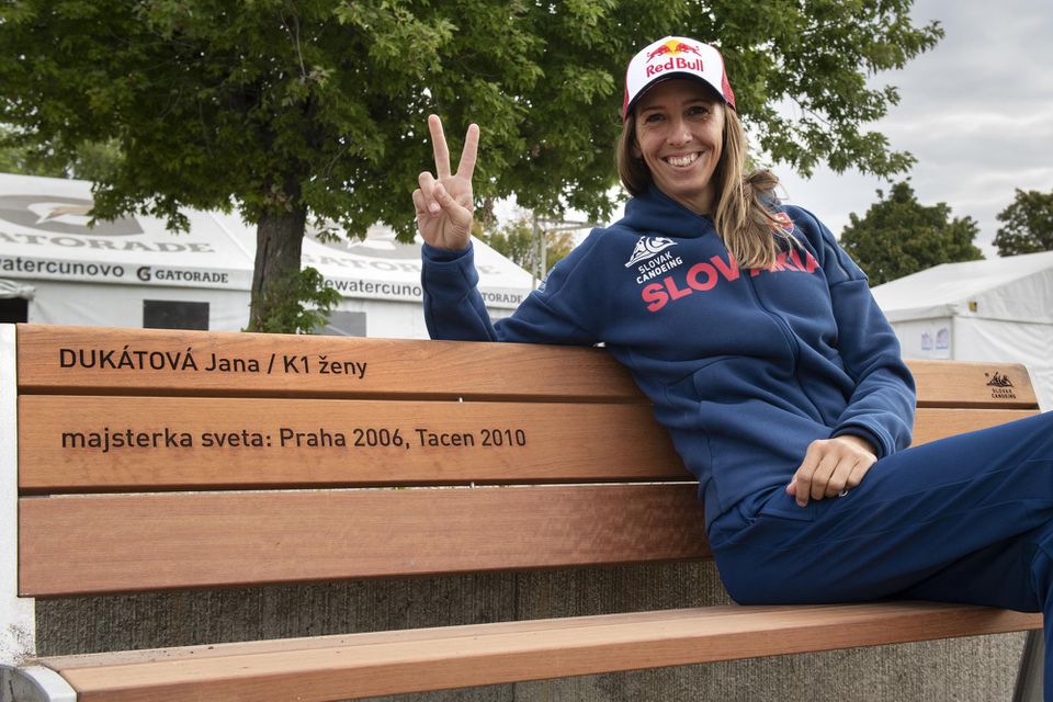Jana Dukátová pózuje na novej lavičke, ktorá je súčasťou pamätného miesta olympijských medailistov v areáli vodného slalomu v bratislavskej mestskej časti Čunovo