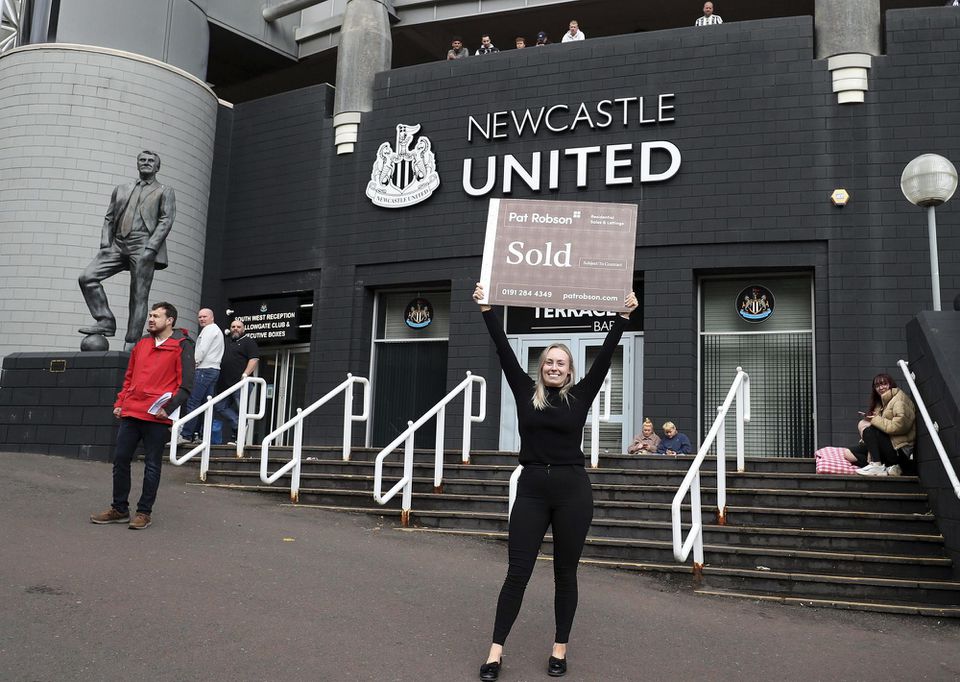 Priaznivci futbalového klubu Newcastle United čakajú pred štadiónom.