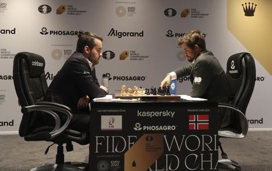 Šach-MS: Desiata partia medzi Carlsenom a Nepomjaščim sa skončila nerozhodne