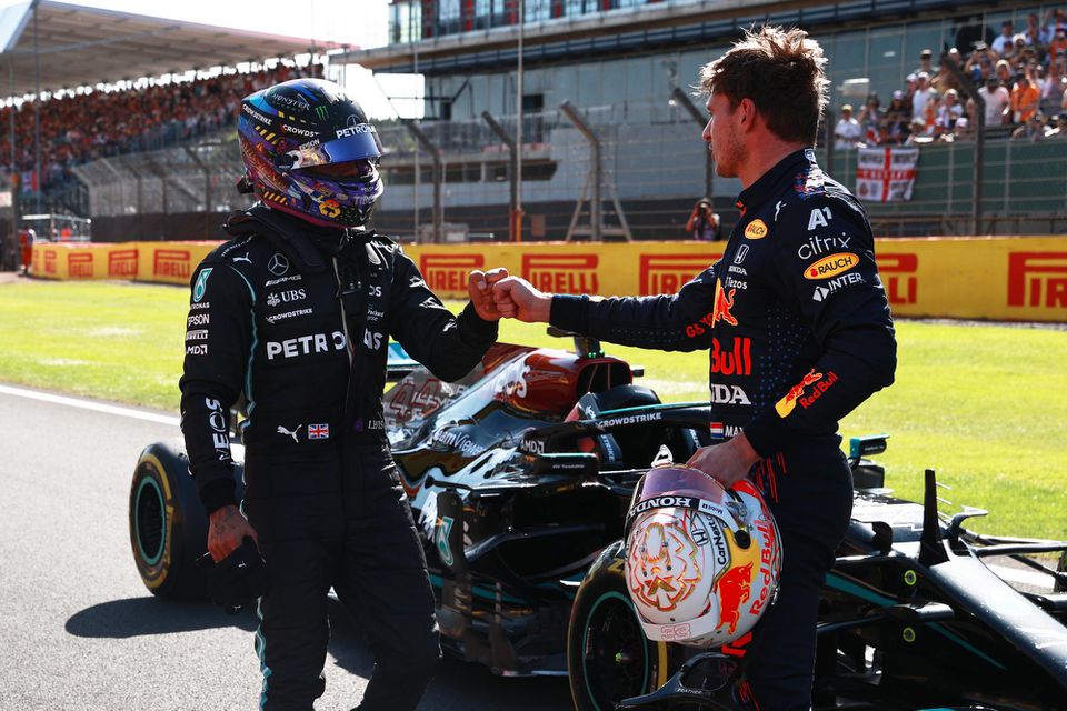 Max Verstappen a Lewis Hamilton na Veľkej cene Veľkej Británie 2021.