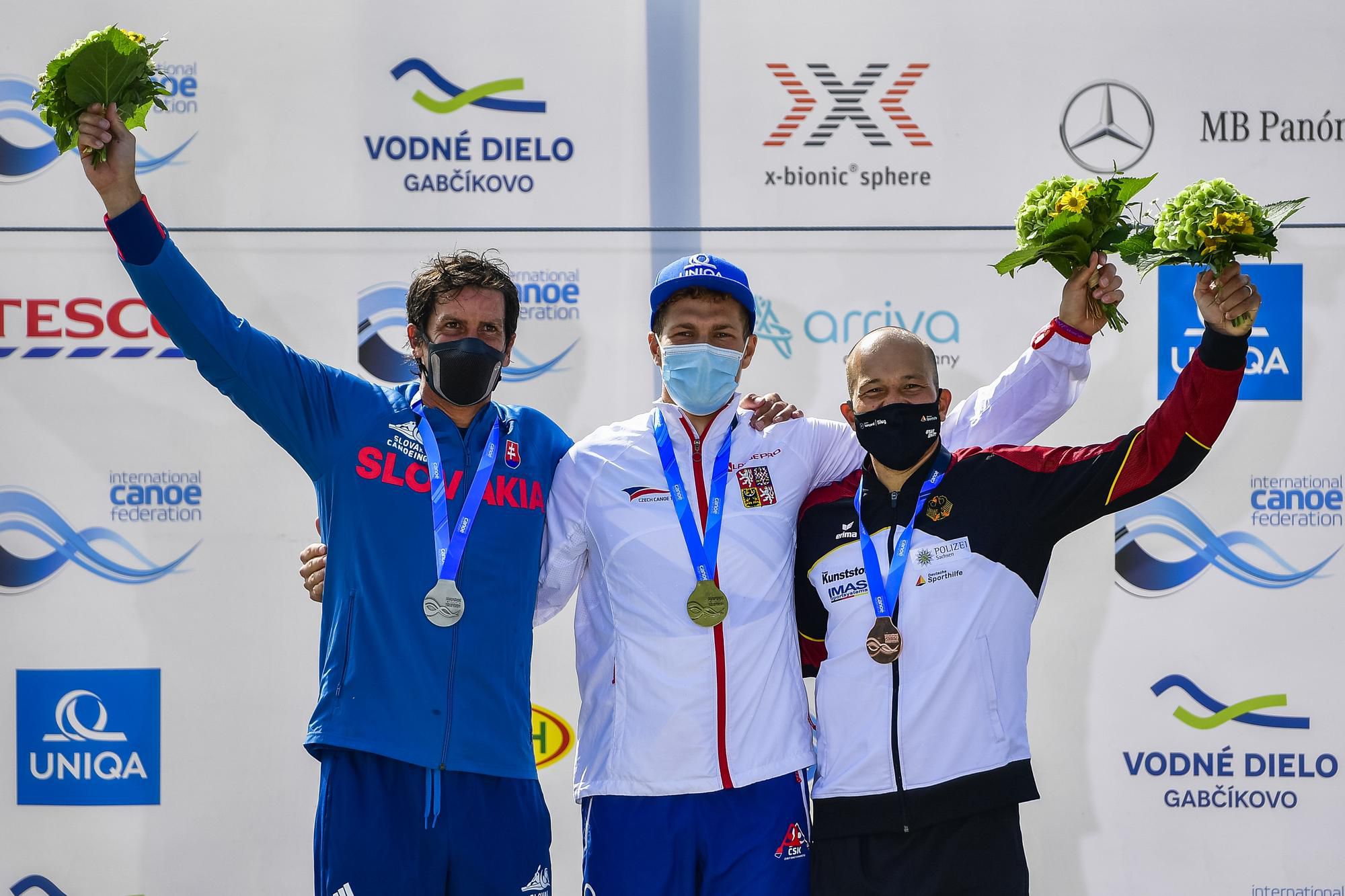 Stupeň víťazov MS vo vodnom slalome v Čunove: zľava strieborný Alexander Slafkovský, zlatý Václav Chaloupka a bronzový Franz Anton