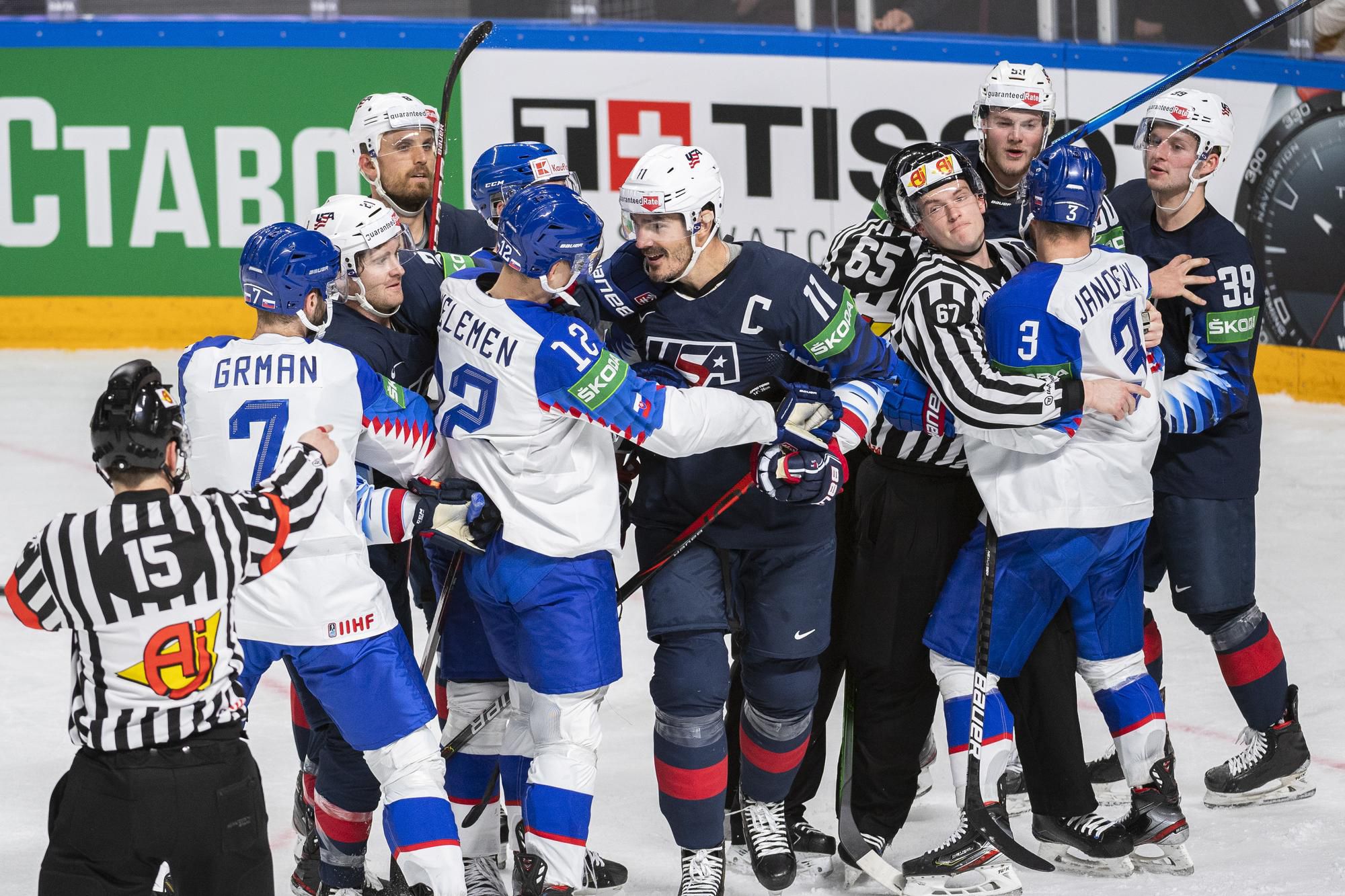 MS v hokeji 2021: USA - Slovensko: uprostred vľavo Miloš Kelemen (Slovensko) a uprostred vpravo kapitán Brian Boyle (USA)