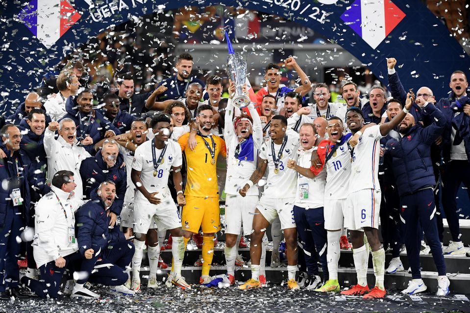 Radosť hráčov Francúzska po triumfe v Lige národov.