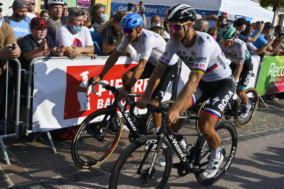 Na snímke vpravo Peter Sagan z tímu Bora – Hansgrohe počas prehliadky trate.