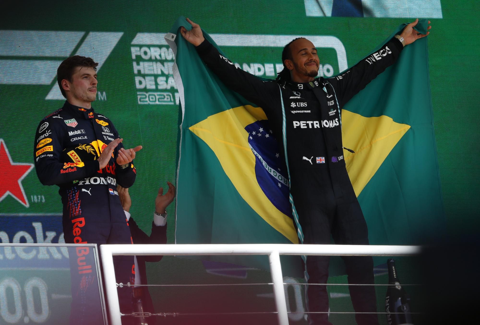 Max Verstappen a Lewis Hamilton po Veľkej cene Brazílie 2021.