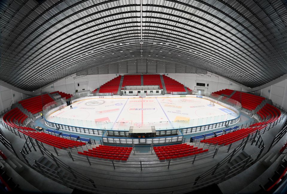 Ľadová plocha a tribúny zrekonštruovaného zimného štadióna Ice Aréna v Prešove.