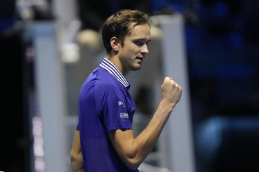 Turnaj majstrov: Obhájca titulu Medvedev zvíťazil nad Hurkaczom, Berrettini skrečoval zápas so Zverevom