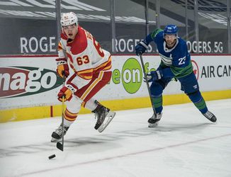 Adam Ružička strelil svoj prvý gól v NHL. Zdeno Chára sa po dlhom čakaní dočkal víťazstva
