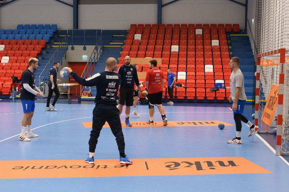 Tréning hráčov slovenskej mužskej reprezentácie v hádzanej pred prípravným dvojzápasom.