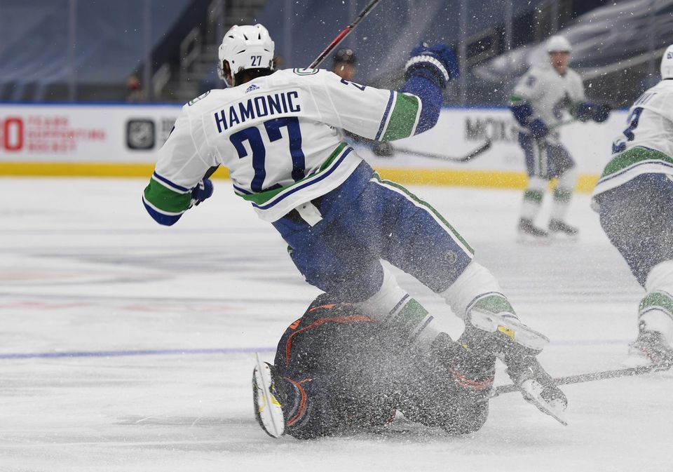 Hokejista Vancouveru Canucks Travis Hamonic (hore)